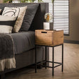 Table de chevet Lou DH Intérieur Acacia LxlxH 62x32x32 Bois d'acacia Photo d'ambiance vue de face diagonale