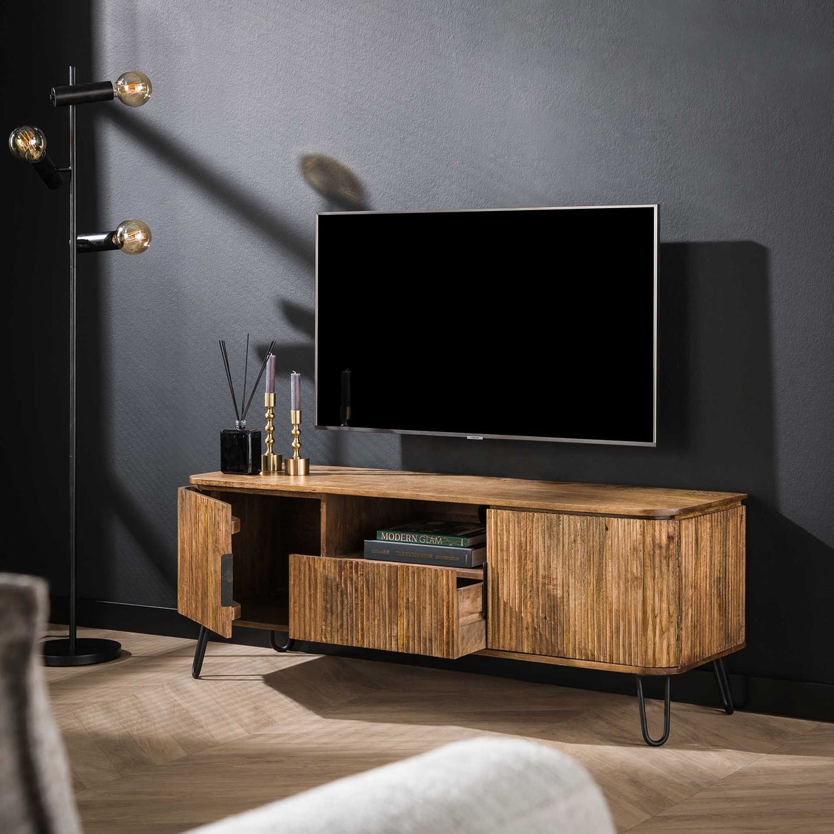 TV Meubel Maria DH Interior Mango LxBxH 142x48x47 Mangohout Sfeerfoto schuin vooraanzicht