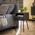 Table de chevet Hazel DH Intérieur Mango LxlxH 41x41x31 Bois de manguier Photo d'ambiance vue de face diagonale